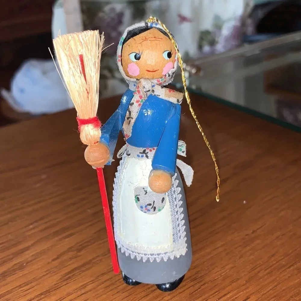 Vtg lady with a straw broom wooden Christmas‎ tree ornament
